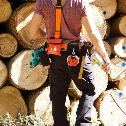 Förster mit ergonomischem Forstgürtel und Hammerhalterung, ausgestattet mit einer Sprühdose, Motorsägenwerkzeug und Erste-Hilfe-Set.