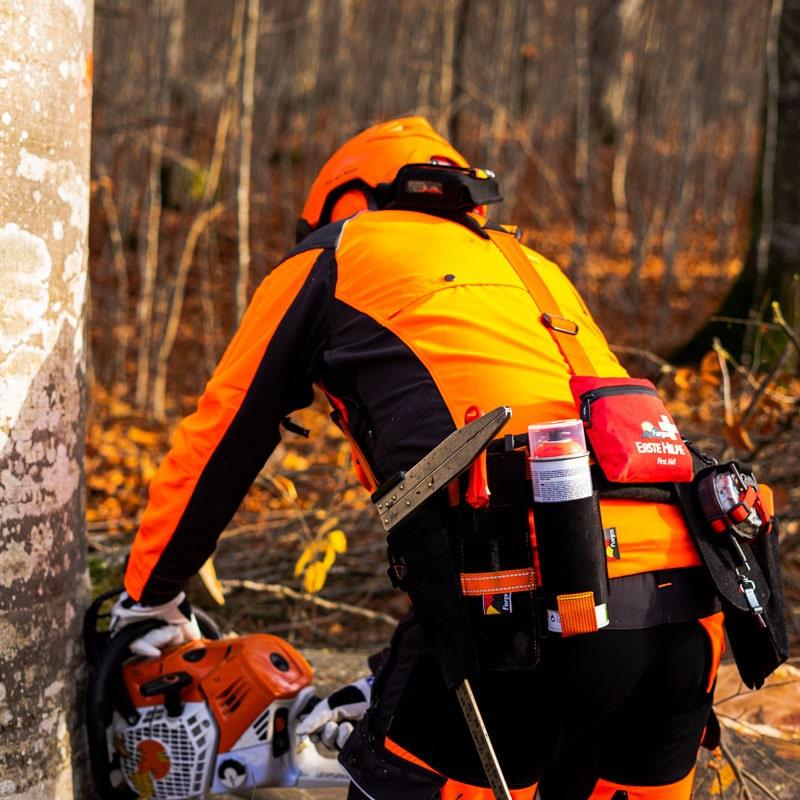 Forst-Tragesystem-Set-Made-in-Germany_Forstwirt-mit-Kettensäge – Professioneller Forstarbeiter mit ergonomischem Tragesystem und Kettensäge.