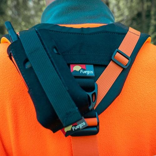 Funktasche von Fuegos befestigt an einem ergonomischen Forst Koppel Schultertragesystem, Rückansicht im Forsteinsatz.