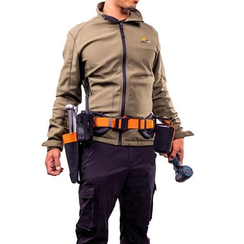 Forstwirt trägt einen ergonomischen Forstgürtel von Fuegos mit einer Funkgerätetasche für das Motorola DP3661e.