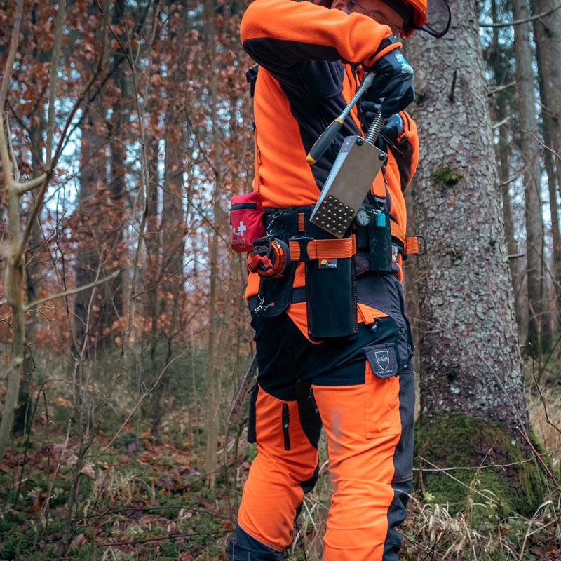 Mechanische Keiltasche TR24 im Wald im Einsatz an einem Profi-Forstgürtel