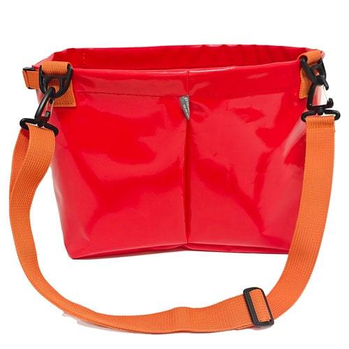 Orangener Tragegurt an einer Pflanztasche befestigt, ideal für den ergonomischen Transport bei Forstarbeiten.