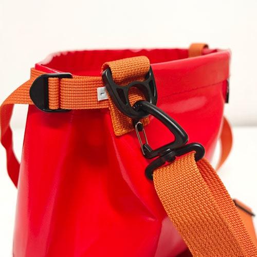 Pflanztasche 30 cm für die Forstwirtschaft mit scheuerfestem Tragegurt und praktischem Clip-System. Perfekt für flexible Aufforstungsarbeiten.