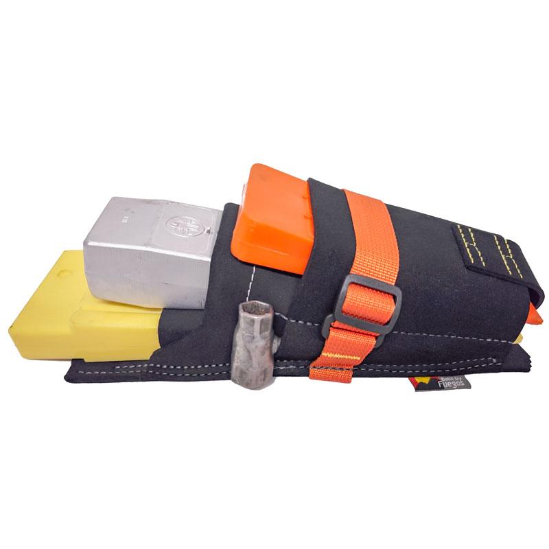 Keiltasche für 3 Keile – Seitenansicht der Tasche mit drei Fällkeilen und zusätzlicher Halterung für Werkzeuge