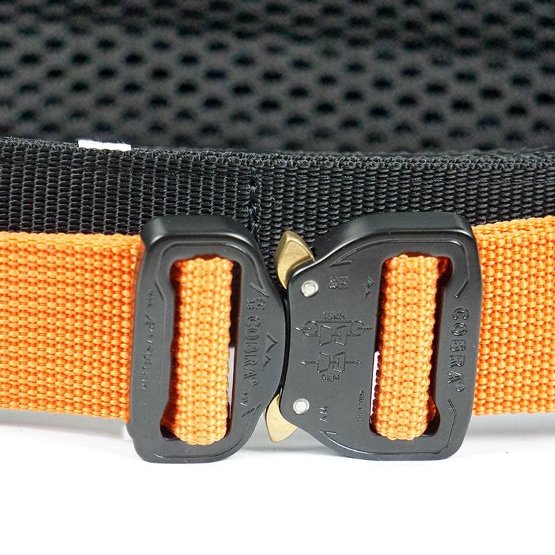 Nahaufnahme der Cobra-Schnalle am Profi-Forstgürtel von Fuegos – robust, sicher und langlebig.