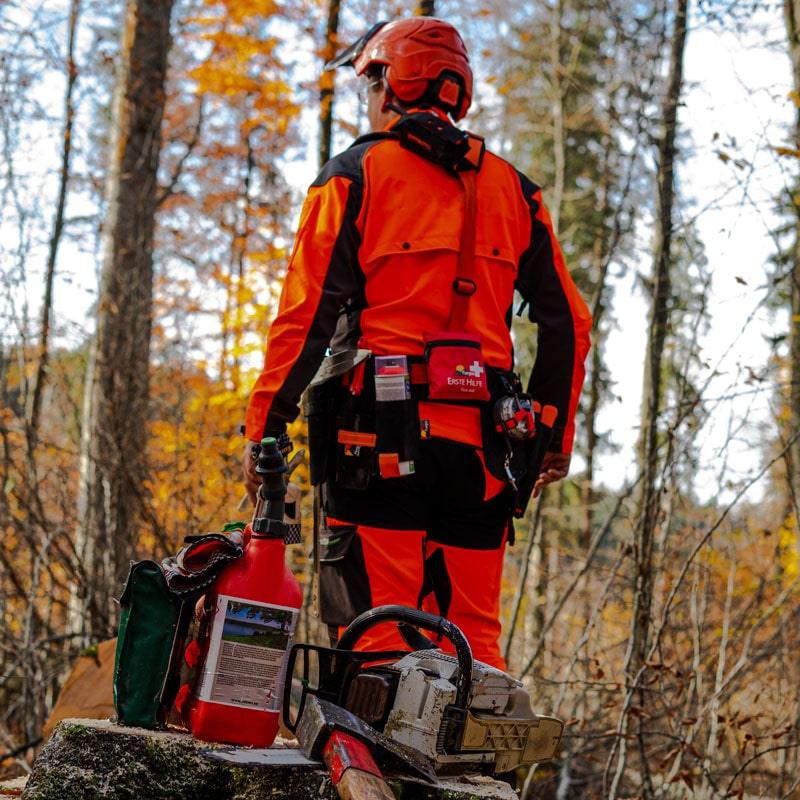 Forstwirt mit Profi-Forstgürtel – Baukasten von Fuegos, ausgestattet mit Erste-Hilfe-Set, Maßbandhalterung und Doppelkeiltaschen