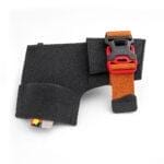 Fuegos Sappiehalter mit Schutzfläche und orange-roter Rapidklick-Schließe, passend für Sappies von Stihl, Husqvarna, Ochsenkopf, Fiskars, Gränsfors und Hultafors; freigestellt auf weißem Hintergrund.